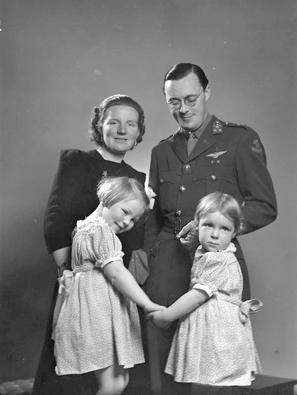 Juliana des Pays-Bas - Bernhard von Lippe-Biesterfeld - Béatrix des Pays-Bas à gauche - Irène à droite - en 1942